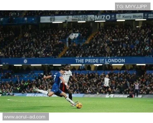 切尔西队内风波不断斯特林与恩佐训练场冲突引发关注 切尔西队内风波不断斯特林与恩佐训练场冲突引发关注